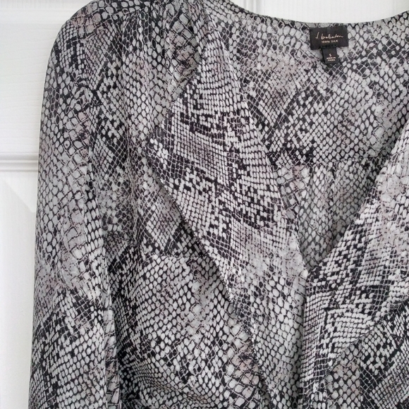 Babaton XS 💯% silk blouse - Picture 3 of 7